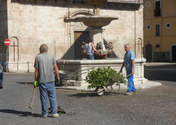 Gli anziani cercano di dare decoro al paese, mentre c’è chi fa la discarica nel Parco.