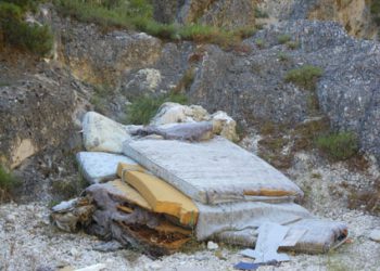 - Rifiuti ingombranti abbandonati lungo il torrente "Raiale".