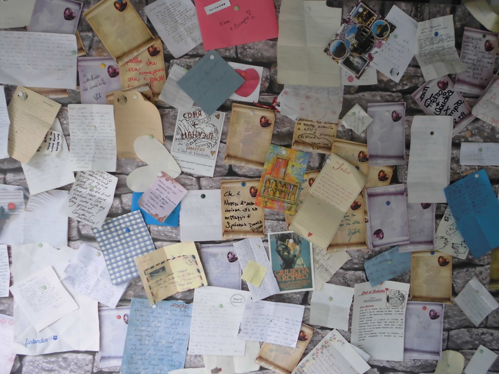 - Una parte delle lettere inviate a Giulietta da tutto il mondo.