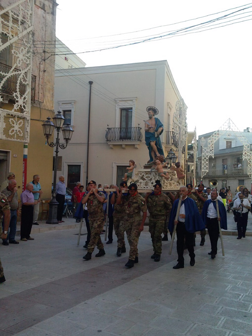- Processione a Cellino San Marco.