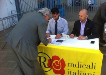 Referendum: a Pescara firma anche il Senatore Razzi.