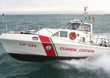 Notte impegnativa per la Guardia Costiera, che continua senza sosta la sua attività di ricerca e soccorso a migranti nel Canale di Sicilia.