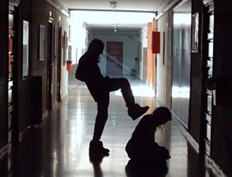 Bullismo, romeni entrano in classe e aggrediscono studenti a L’Aquila.