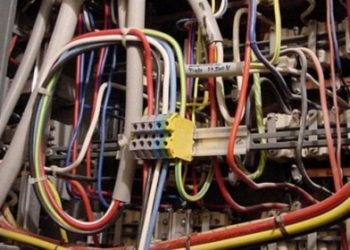 Attacca energia elettrica comunale in casa, denunciata.