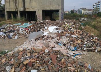 Sel denuncia una pericolosa discarica abusiva lungo le sponde del fiume Pescara.