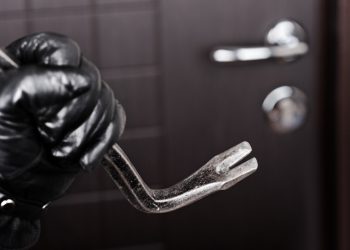 Due georgiani sorpresi con materiale edile rubato, denunciati.