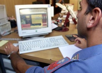 Materiale pedopornografico in auto, tenta la fuga; arrestato.
