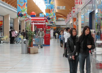 Centri commerciali e supermercati nel mirino della Polizia, controlli più intesi nel mese di dicembre.