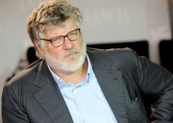 Carlo va veloce, danzando ad occhi aperti.