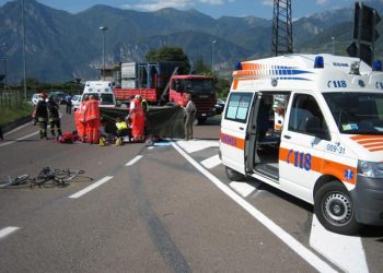 Incidenti: ciclomotore contro autocarro, grave un 18enne.