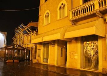 ‘Super Papa’ tra macerie centro L’Aquila.