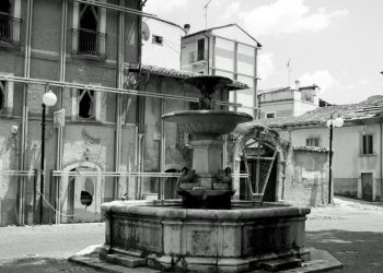 Giovani volontari ripuliscono la piazza principale di Paganica