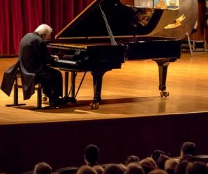 Il grande pianista Grigory Sokolov incanta il pubblico aquilano e concede SEI bis