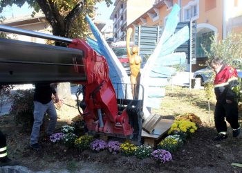 Restaurata a riposizionata l’opera lignea dedicata alle vittime della Casa dello Studente