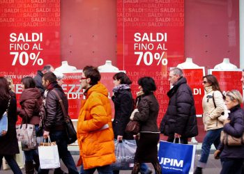 Codacons: anticipo dei saldi inutile, liberalizzare sconti