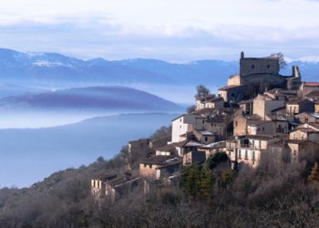 Il borgo di Pescomaggiore rinasce grazie all’eco villaggio autocostruito