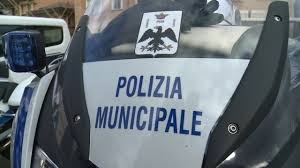 Fiat Punto si sfrena e si schianta nella rotatoria di Pettino