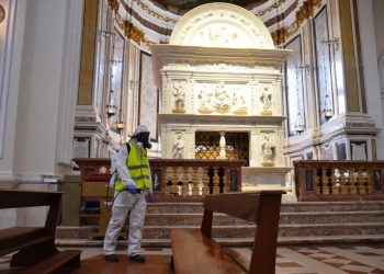 Virus, gli Alpini sanificano la Basilica di San Bernardino da Siena