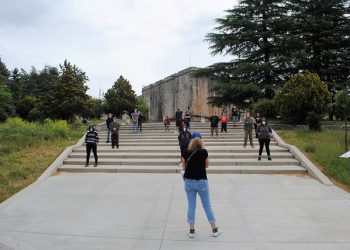L’Aquila, Mascherine Tricolori protestano per misure insufficienti del governo e restrizioni lockdown