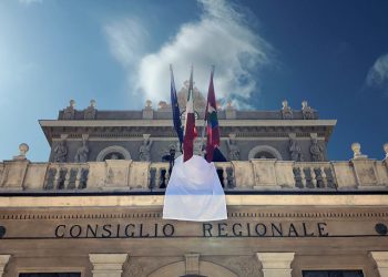 Drappo bianco all’emiciclo in memoria della strage di Capaci