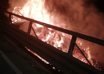 L’Aquila, nella notte a fuoco 2.000 quintali di legna e un trattore