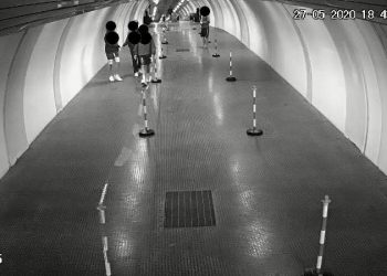 Tunnel Collemaggio: divelto il percorso anti covid-19 appena allestito