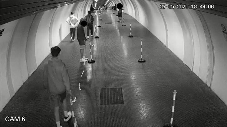 Tunnel Collemaggio: divelto il percorso anti covid-19 appena allestito