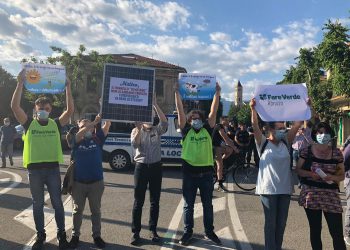 Avezzano: Fare Verde accoglie Salvini con un pannello fotovoltaico