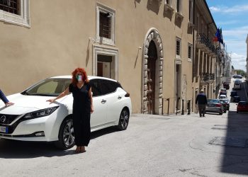 Mobilità: consegnata al Comune dell’Aquila la prima auto elettrica