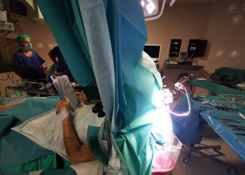 L’Aquila, neurochirurgia: durante operazione con neurostimolatore, paziente col Parkinson collabora e compila cruciverba