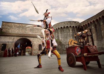 “Meraviglie a portata di mano”: sabato a Castelnuovo musica e comicità con “Rimedioevo”
