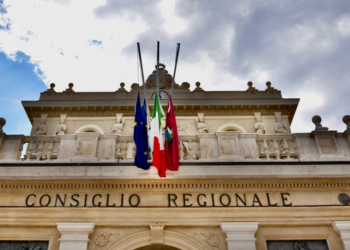 Bandiera a mezz’asta all’Emiciclo: Sospiri ricorda la strage di Via D’Amelio