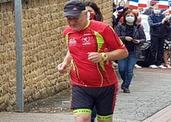 A 62 anni corre più di 1400 chilometri in 40 giorni, per coronare il sogno di sostenere il suo paese di origine
