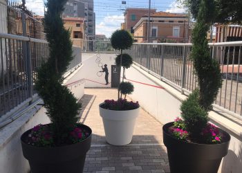 Essenze ornamentali e dissuasori all’ingresso del sottopasso pedonale di via Nazario Sauro a Giulianova