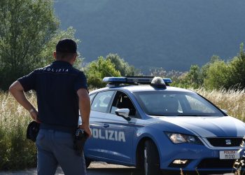 Ingiurie, minacce e aggressioni alla madre: giovane arrestato all’Aquila