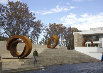Cortili, vie, parchi, piazze: l’arte torna in città