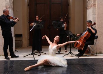 “In punta di piedi tra arte e territorio”: musica e danza nei cortili, all’Aquila passeggiata musicale toglie il fiato
