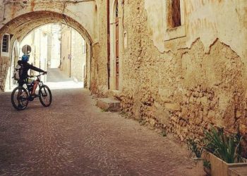“Meraviglie a portata di mano”: in e-bike sulle terre dello zafferano