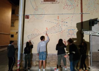 Suggestioni scaturite durante periodo isolamento forzato: ad Aielli ragazze e ragazzi realizzano murales