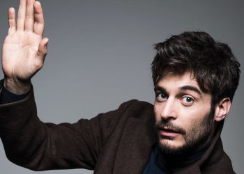“Non svegliate lo spettatore” con Lino Guanciale torna in Abruzzo dopo il successo a Roma