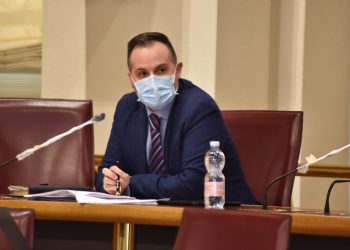 Ambulanza donata dal M5S abbandonata nel piazzale dell’ospedale dell’Aquila, Fedele: “Un fatto gravissimo”