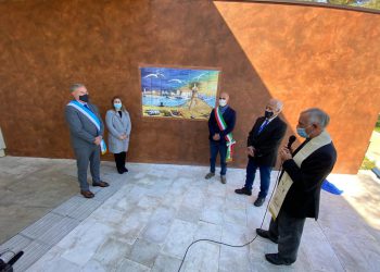 Inaugurata “Giulia, la ragazza del fiume Pescara”, opera in maiolica donata alla città dal maestro Enea Cetrullo