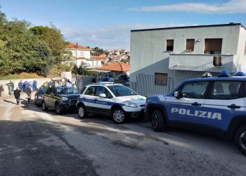 Sgomberati dalle Forze dell’ordine i due edifici comunali occupati da anni abusivamente in via Valle Furci