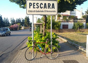 Pescara: la scritta “Città di Gabriele d’Annunzio” sulla cartellonistica