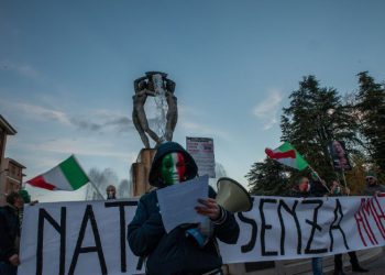 L’Aquila: “Natale senza Amazon”, Mascherine Tricolori in piazza per difendere il commercio locale
