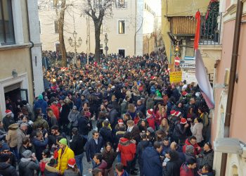 L’Aquila: no a brindisi all’aperto 24 e 31 dicembre e 1° gennaio, c’è l’ordinanza del sindaco