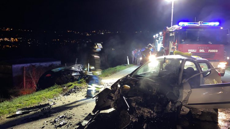 Violento scontro frontale sulla Via Mausonia