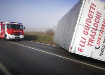 Furgone ditta traslochi si ribalta vicino San Gregorio, nessun ferito