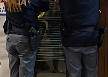Alla vista dei poliziotti scatta il fuggi fuggi degli avventori di un bar a Sulmona, attività chiusa e sanzioni