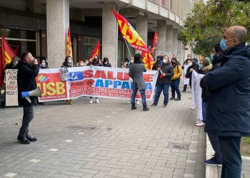 Personale infermieristico, operatori socio-sanitari e addetti ai servizi delle cooperative manifestano all’assessorato alla Sanità